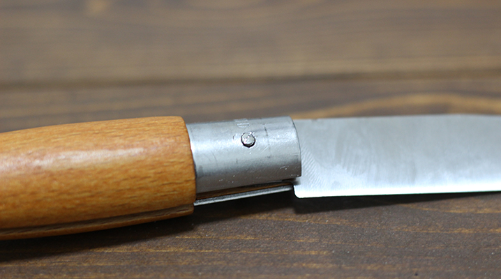 持ち手と刃を繋ぐピンを外す - OPINELのナイフ購入時のお手入れ